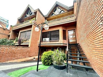 CASA / DUPLEX 4 AMBIENTES CON DEPENDENCIA, COCHERA, PISCINA Y JARDIN EN BARRACAS VENTA
