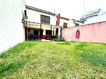 CASA / DUPLEX 4 AMBIENTES CON DEPENDENCIA, COCHERA, PISCINA Y JARDIN EN BARRACAS VENTA