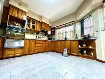 CASA / DUPLEX 4 AMBIENTES CON DEPENDENCIA, COCHERA, PISCINA Y JARDIN EN BARRACAS VENTA