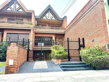 CASA / DUPLEX 4 AMBIENTES CON DEPENDENCIA, COCHERA, PISCINA Y JARDIN EN BARRACAS VENTA
