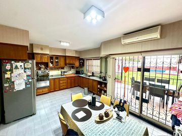 CASA / DUPLEX 4 AMBIENTES CON DEPENDENCIA, COCHERA, PISCINA Y JARDIN EN BARRACAS VENTA