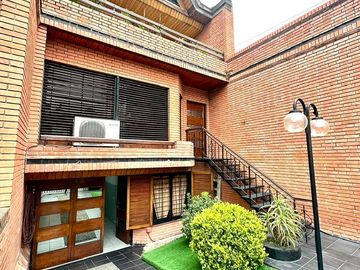 CASA / DUPLEX 4 AMBIENTES CON DEPENDENCIA, COCHERA, PISCINA Y JARDIN EN BARRACAS VENTA