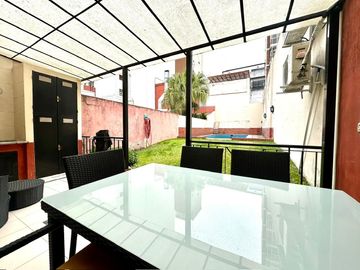 CASA / DUPLEX 4 AMBIENTES CON DEPENDENCIA, COCHERA, PISCINA Y JARDIN EN BARRACAS VENTA