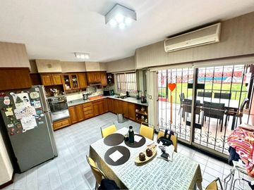 CASA / DUPLEX 4 AMBIENTES CON DEPENDENCIA, COCHERA, PISCINA Y JARDIN EN BARRACAS VENTA