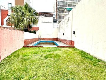 CASA / DUPLEX 4 AMBIENTES CON DEPENDENCIA, COCHERA, PISCINA Y JARDIN EN BARRACAS VENTA