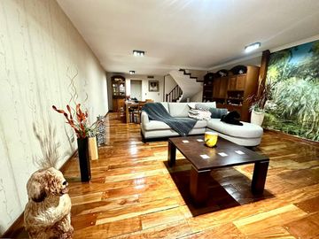 CASA / DUPLEX 4 AMBIENTES CON DEPENDENCIA, COCHERA, PISCINA Y JARDIN EN BARRACAS VENTA