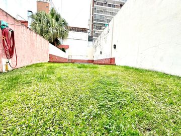 CASA / DUPLEX 4 AMBIENTES CON DEPENDENCIA, COCHERA, PISCINA Y JARDIN EN BARRACAS VENTA