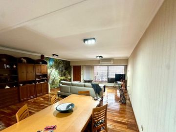 CASA / DUPLEX 4 AMBIENTES CON DEPENDENCIA, COCHERA, PISCINA Y JARDIN EN BARRACAS VENTA