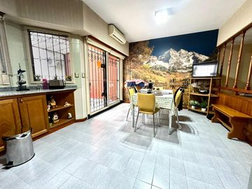 CASA / DUPLEX 4 AMBIENTES CON DEPENDENCIA, COCHERA, PISCINA Y JARDIN EN BARRACAS VENTA