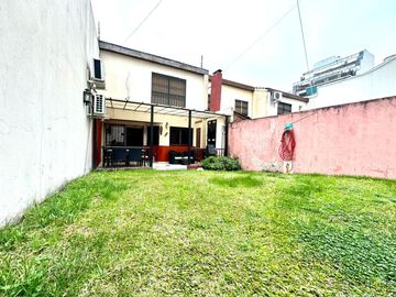 CASA / DUPLEX 4 AMBIENTES CON DEPENDENCIA, COCHERA, PISCINA Y JARDIN EN BARRACAS VENTA