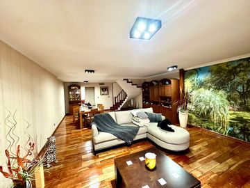 CASA / DUPLEX 4 AMBIENTES CON DEPENDENCIA, COCHERA, PISCINA Y JARDIN EN BARRACAS VENTA