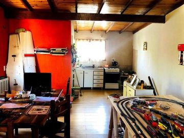 CASA CON OFICINA Y GALPON