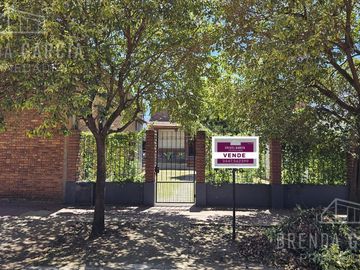Casa en  Venta + Galpón