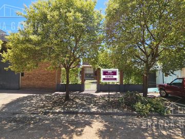 Casa en  Venta + Galpón