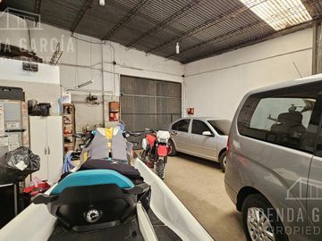 Casa en  Venta + Galpón