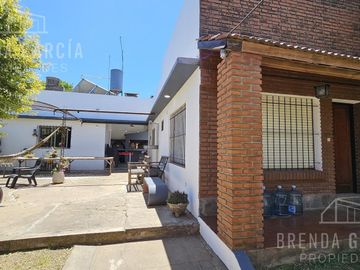 Casa en  Venta + Galpón
