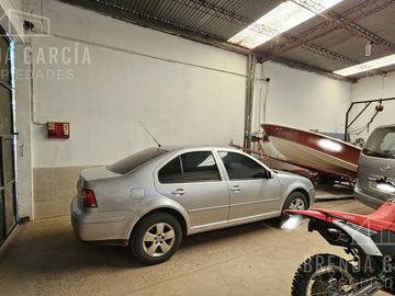 Casa en  Venta + Galpón