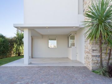 Casa en venta con renta - Barrio Terralagos, Canning