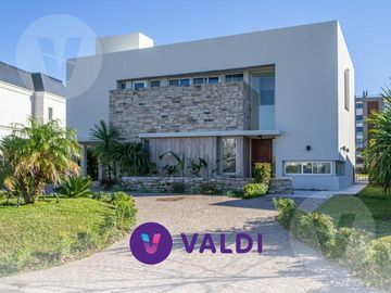 Casa en venta con renta - Barrio Terralagos, Canning