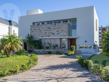 Casa en venta con renta - Barrio Terralagos, Canning