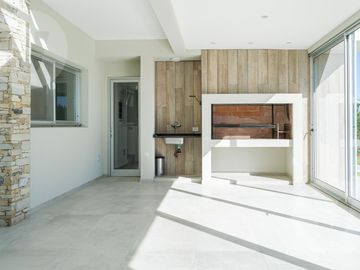Casa en venta con renta - Barrio Terralagos, Canning