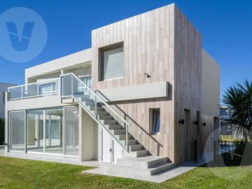 Casa en venta con renta - Barrio Terralagos, Canning