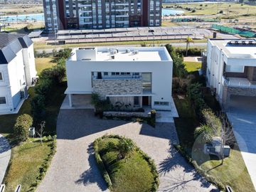 Casa en venta con renta - Barrio Terralagos, Canning