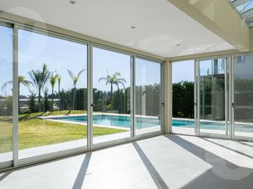 Casa en venta con renta - Barrio Terralagos, Canning
