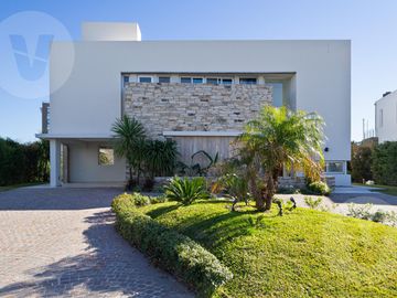 Casa en venta con renta - Barrio Terralagos, Canning