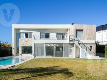Casa en venta con renta - Barrio Terralagos, Canning