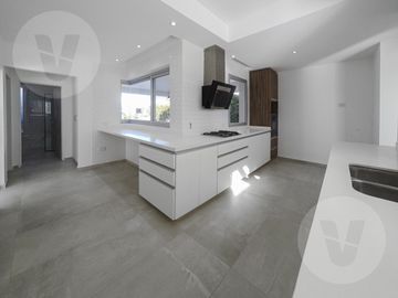 Casa en venta con renta - Barrio Terralagos, Canning