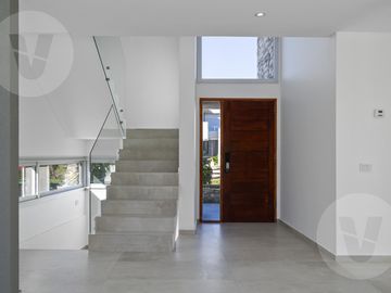 Casa en venta con renta - Barrio Terralagos, Canning