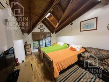 Casa en  Venta en Berazategui Apta Credito 5 Ambientes. Excelente estado.