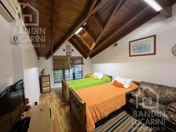 Casa en  Venta en Berazategui Apta Credito 5 Ambientes. Excelente estado.