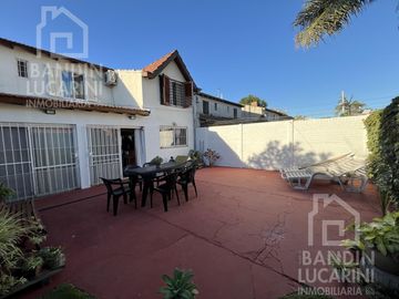 Casa en  Venta en Berazategui Apta Credito 5 Ambientes. Excelente estado.