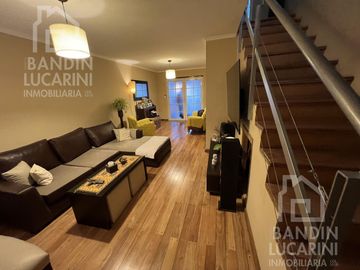 Casa en  Venta en Berazategui Apta Credito 5 Ambientes. Excelente estado.
