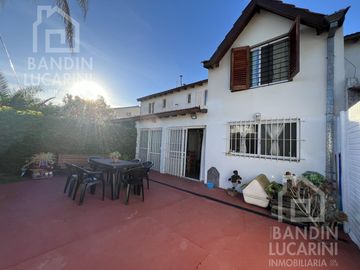 Casa en  Venta en Berazategui Apta Credito 5 Ambientes. Excelente estado.
