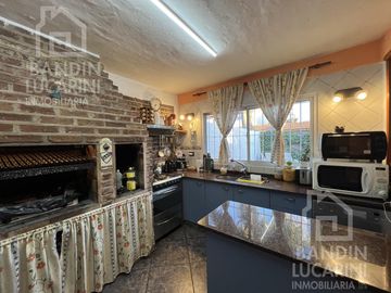 Casa en  Venta en Berazategui Apta Credito 5 Ambientes. Excelente estado.