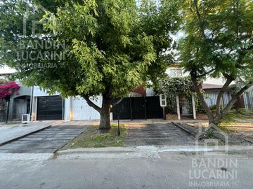 Casa en  Venta en Berazategui Apta Credito 5 Ambientes. Excelente estado.