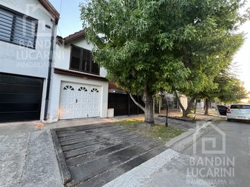 Casa en  Venta en Berazategui Apta Credito 5 Ambientes. Excelente estado.