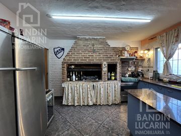 Casa en  Venta en Berazategui Apta Credito 5 Ambientes. Excelente estado.