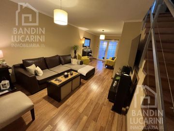 Casa en  Venta en Berazategui Apta Credito 5 Ambientes. Excelente estado.