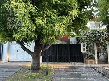 Casa en  Venta en Berazategui Apta Credito 5 Ambientes. Excelente estado.