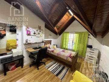 Casa en  Venta en Berazategui Apta Credito 5 Ambientes. Excelente estado.