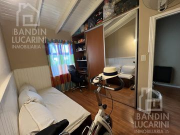 Casa en  Venta en Berazategui Apta Credito 5 Ambientes. Excelente estado.
