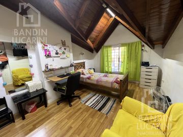 Casa en  Venta en Berazategui Apta Credito 5 Ambientes. Excelente estado.