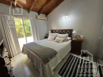 Casa en  Venta en Berazategui Apta Credito 5 Ambientes. Excelente estado.