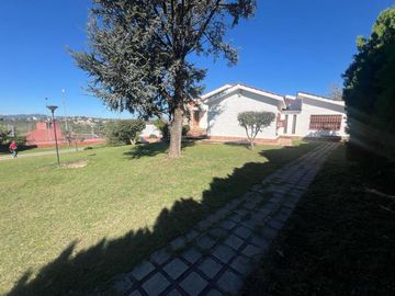 CASA QUINTA DEPTO CON PILETA Y CANCHA DE TENIS EN BIALET MASSE A METROS DEL LAGO ref 1997