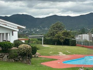 CASA QUINTA DEPTO CON PILETA Y CANCHA DE TENIS EN BIALET MASSE A METROS DEL LAGO ref 1997