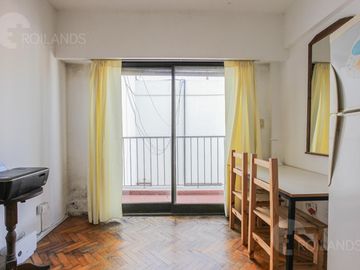 Venta  luminoso 2 Ambientes con Balcón corrido  en Abasto